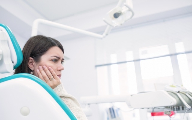 Young woman in pain before wisdom tooth extraction